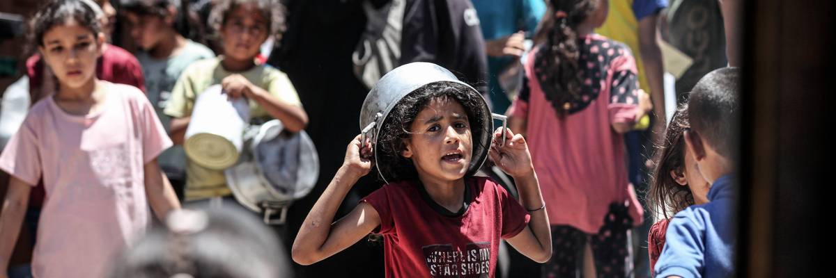 Hot meals distributed to Palestinians in Gaza
