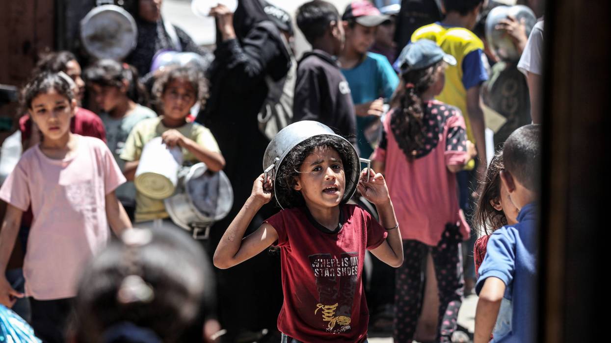 Hot meals distributed to Palestinians in Gaza