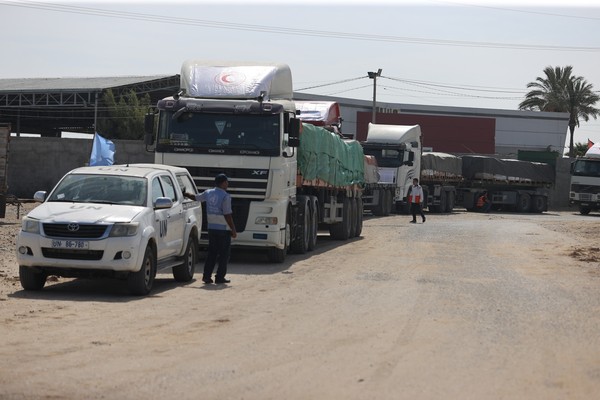 Humanitarian aid trucks line up at Rafah crossing
