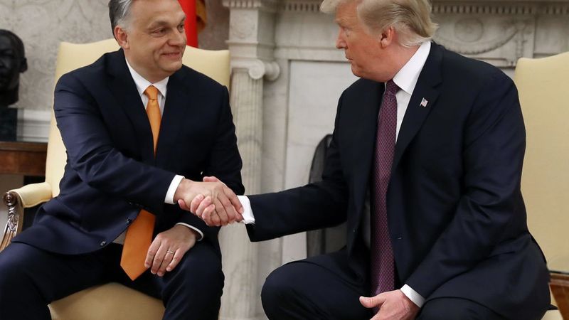 Hungarian Prime Minister Viktor Orbán shakes hads with U.S. President Donald Trump.