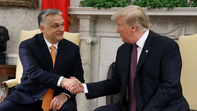 Hungarian Prime Minister Viktor Orbán shakes hads with U.S. President Donald Trump.