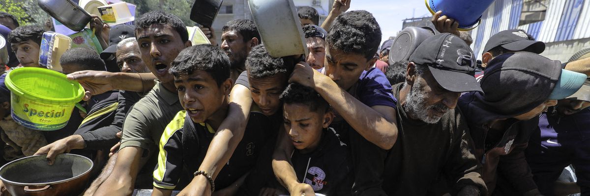 Hungry dislocated Palestinians rush to food distribution kitchen