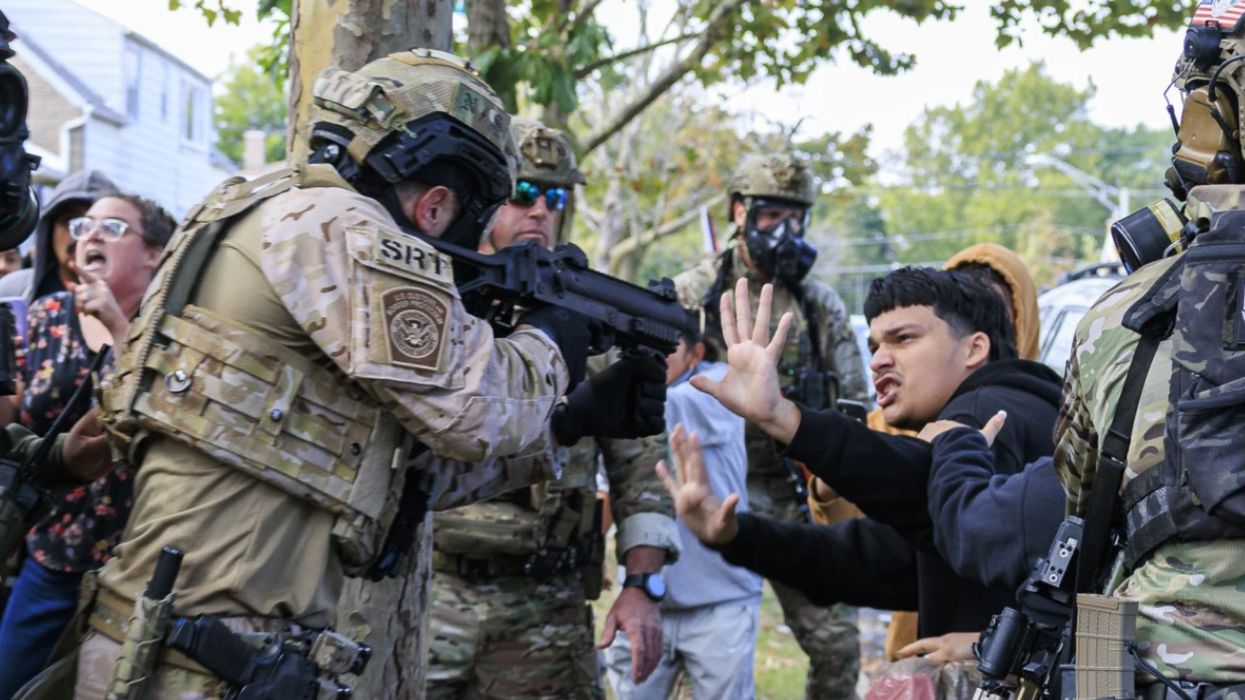 ICE agent in Chicago randomly points weapon at kid in crowd