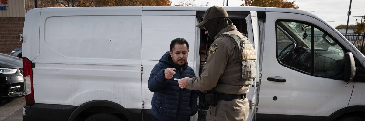 ICE Patrols Chicago Neighborhoods For Undocumented Immigrants