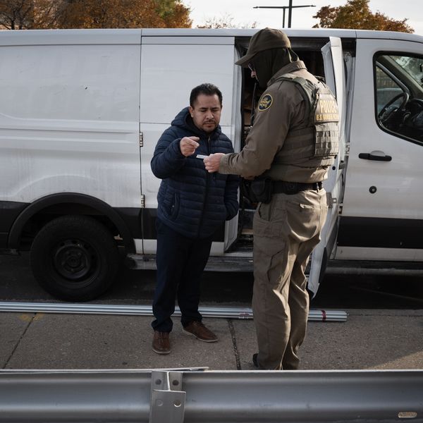 ICE Patrols Chicago Neighborhoods For Undocumented Immigrants