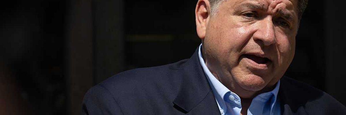 Pritzker Praised for Call to Oust Trump Via 25th Amendment After Threatening US Cities