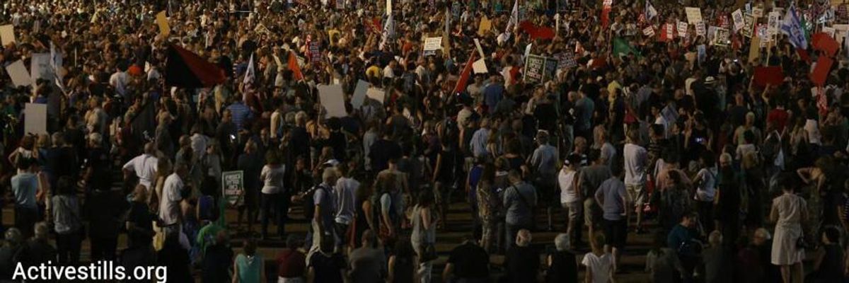 Over 10,000 Turn Out to Tel Aviv Peace Rally