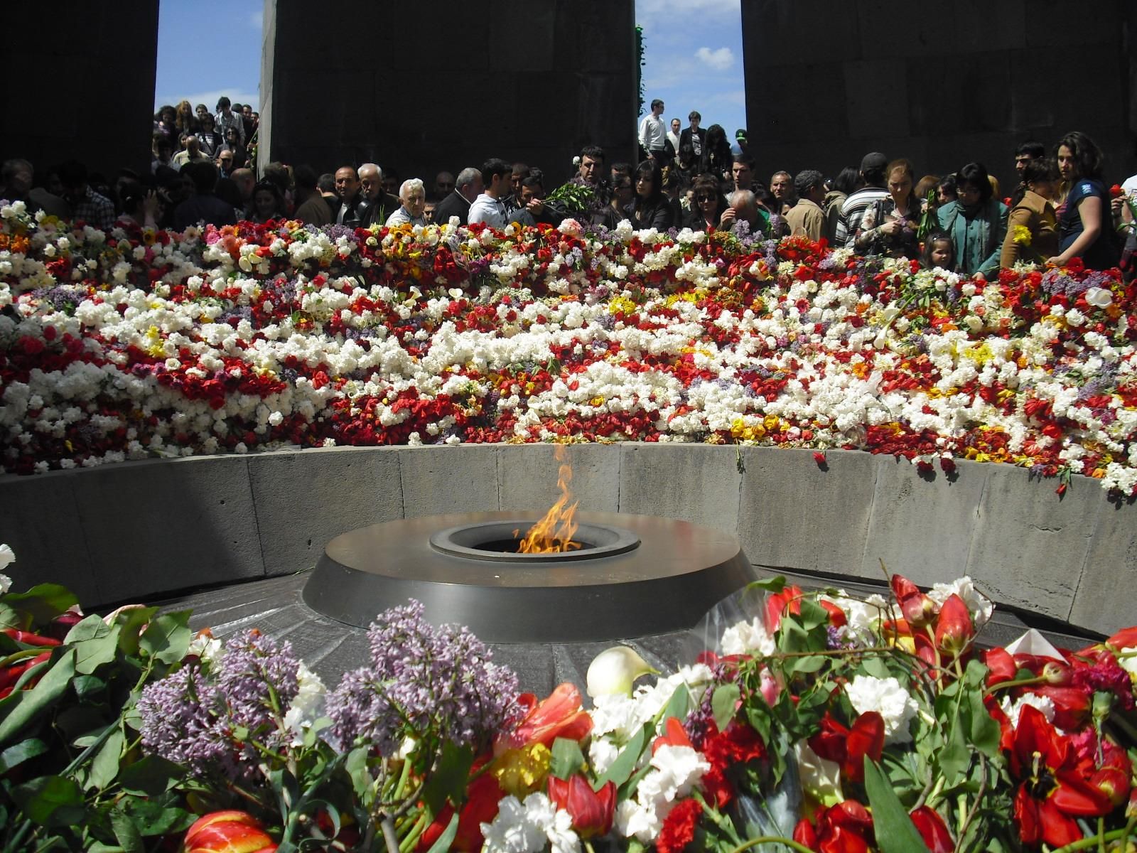 Альбом в память жертв крокуса. Мемориал жертв геноцида армян.