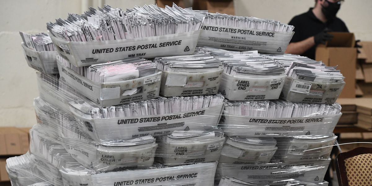 After Judge Unblocks Trump Voting Order, Groups Target His 'Blatantly Unconstitutional' USPS Rule | Common Dreams