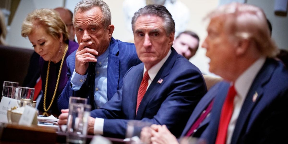 Senators Want to Know Why RFK Jr. Dined With Pharma Execs at Trump’s Private Club | Common Dreams Senators Want to Know Why RFK Jr. Dined With Pharma Execs at Trump’s Private Club | Common Dreams