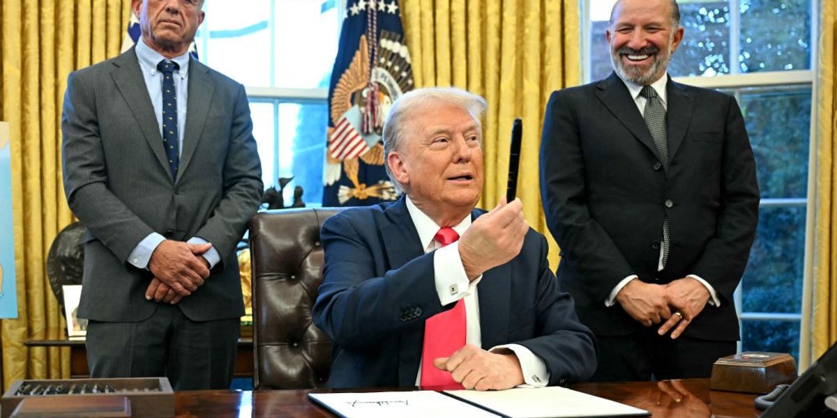 ‘Trump Just Caved to Big Pharma—Again’: New Order Aims to Delay Drug Price Negotiations | Common Dreams ‘Trump Just Caved to Big Pharma—Again’: New Order Aims to Delay Drug Price Negotiations | Common Dreams