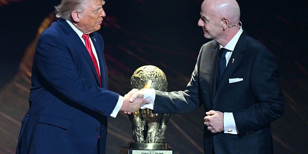 FIFA вручила Дональду Трампу сомнительную «Мировую премию мира», что вызвало волну критики