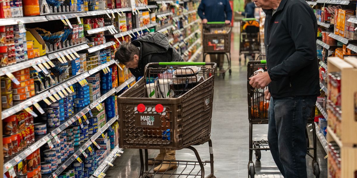 Trump Grades Economy 'A+++++' as Americans Skip Medical Care and Struggle to Afford Essentials | Common Dreams