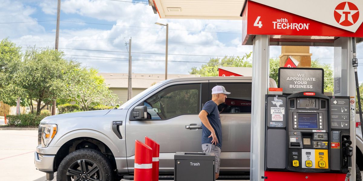 As Gas Prices Surge Back to $4 a Gallon, Poll Shows Americans Blame Trump for Worsening Economy