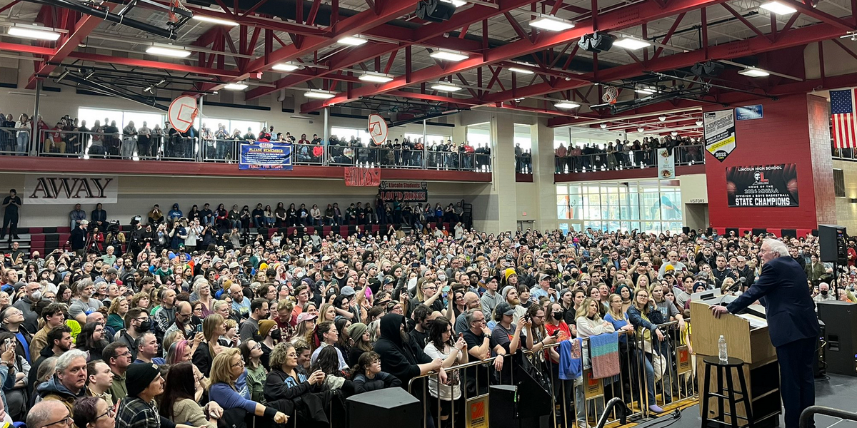 10,000+ Turn Out in Warren, Michigan to ‘Fight Oligarchy’ With Bernie Sanders | Common Dreams 10,000+ Turn Out in Warren, Michigan to ‘Fight Oligarchy’ With Bernie Sanders | Common Dreams