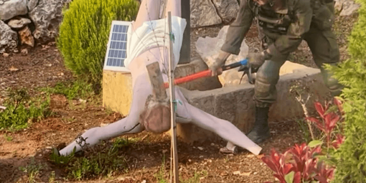 लेबनान में आईडीएफ द्वारा किए गए सभी युद्ध अपराधों में से, इज़राइल ने यीशु की मूर्ति के विनाश के लिए आक्रोश व्यक्त किया | सामान्य सपने