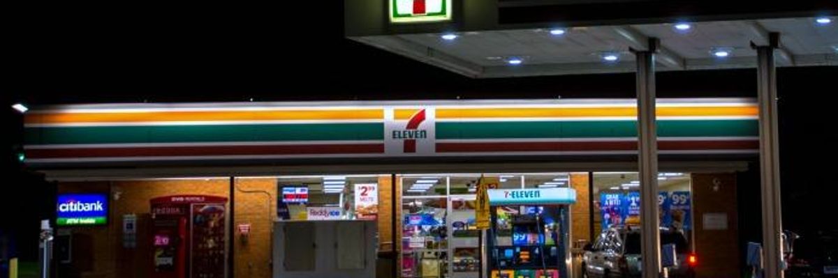 'Unnerving': ICE Agents Carry Out Raids at Nearly 100 7-Elevens Across Nation