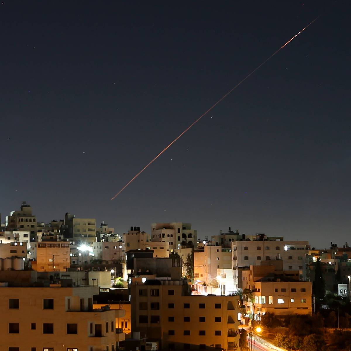 Misiles iraníes avistados sobre el cielo de Hebrón tras el ataque a Israel.