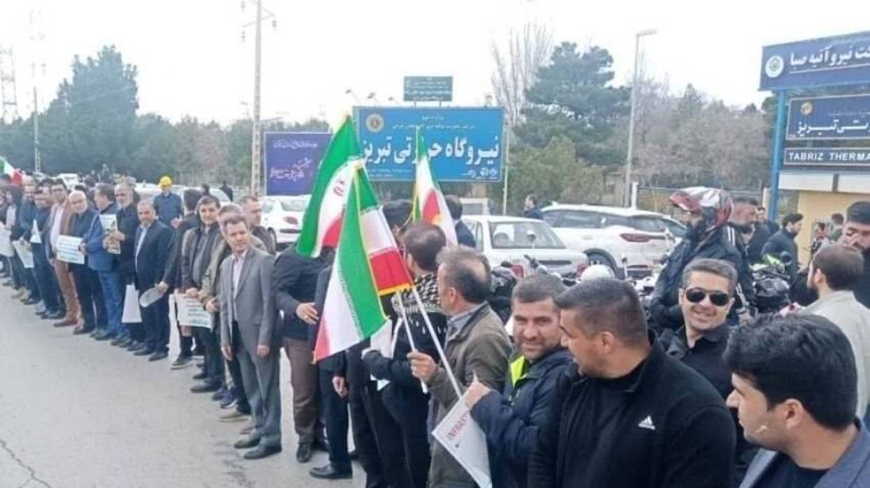 Western Media Called Out for 'Misleading' Portrayal of Iranians Defending Infrastructure as 'Human Shields'