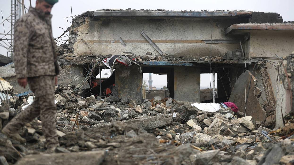 Iraqi soldiers inspect site of attacked medical clinic