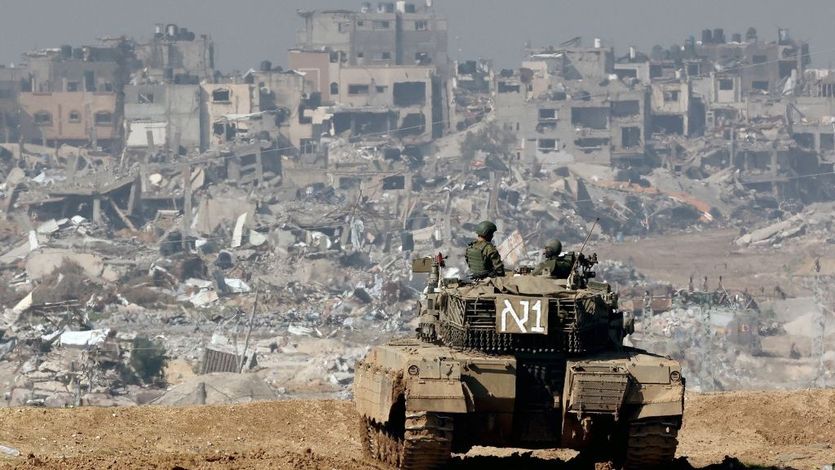Israel tank overlooking southern Gaza