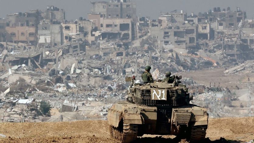 Israel tank overlooking southern Gaza