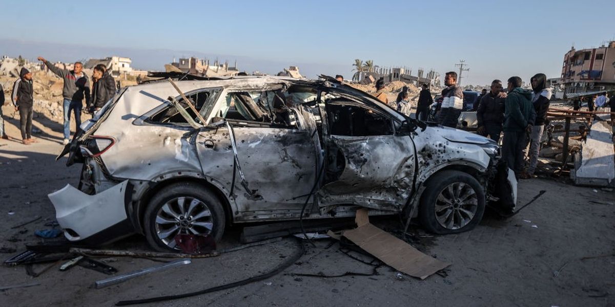 Israeli army targets the vehicle of the international aid organization World Central Kitchen in Khan Yunis