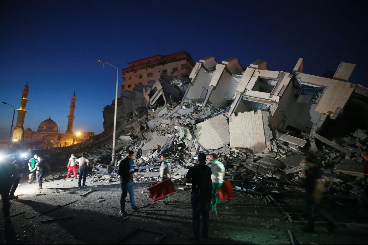 Israel Condemned for 'Unambiguous War Crime' After Destroying Gaza Apartment Tower