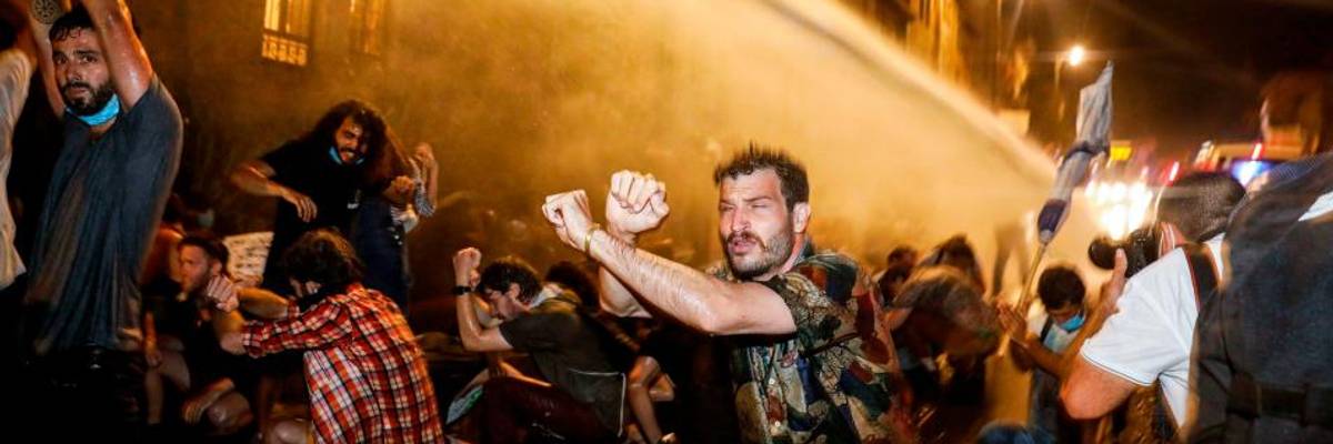 Barriers, Water Cannons, Arrests: Netanyahu Treats Thousands of Israeli Protesters Against His Corruption Like Palestinians