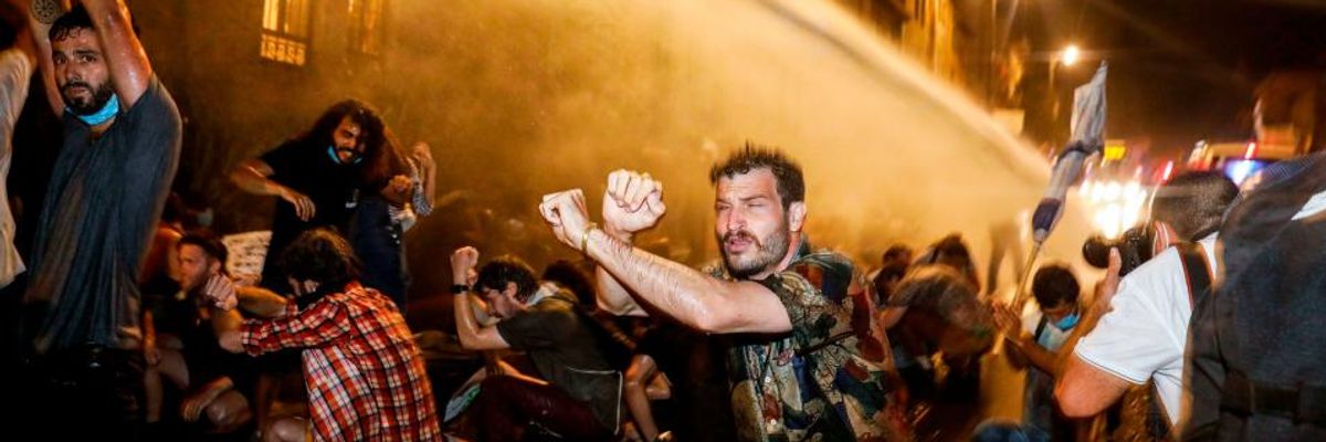 Barriers, Water Cannons, Arrests: Netanyahu Treats Thousands of Israeli Protesters Against His Corruption Like Palestinians