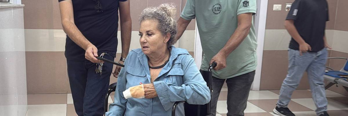 Israeli settlers attack American photojournalist and activists under Israeli military presence in West Bank