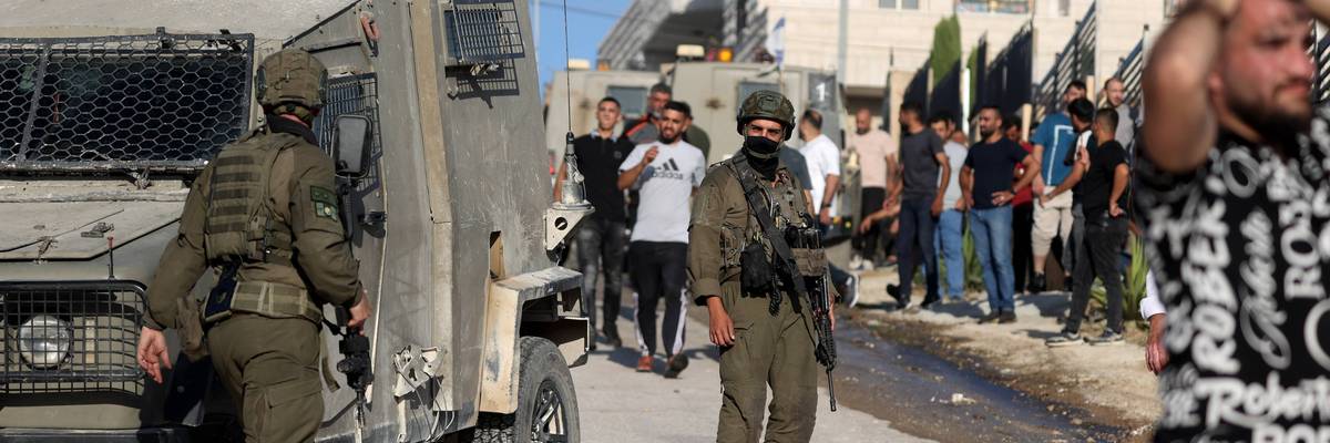 Israeli settlers raid the Palestinian village of Sarra under IDF protection