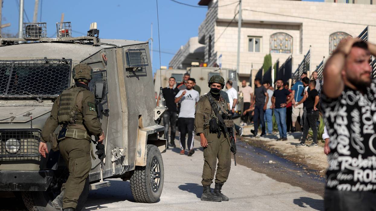 Israeli settlers raid the Palestinian village of Sarra under IDF protection