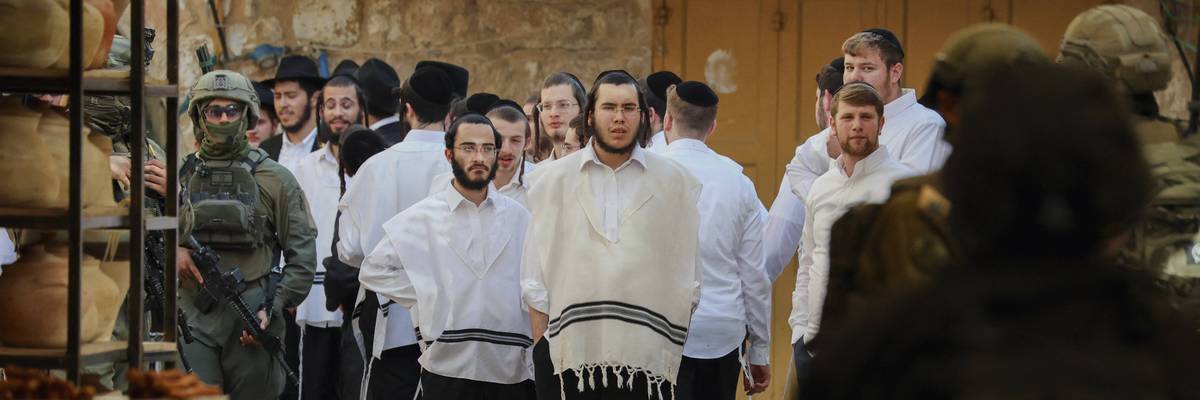 Israeli-Settlers-Tour-Hebron-Old-City
