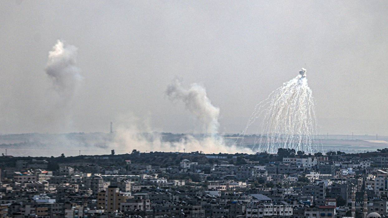 Israeli white phosphorus rounds burst over densely populated Gaza City