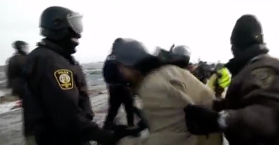 Jahnny Lee being arrested by North Dakota police. (image: Reed Lindsay)