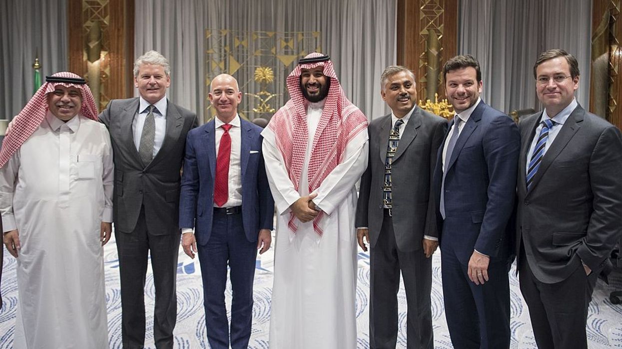 Jeff Bezos poses with Saudi leadership.