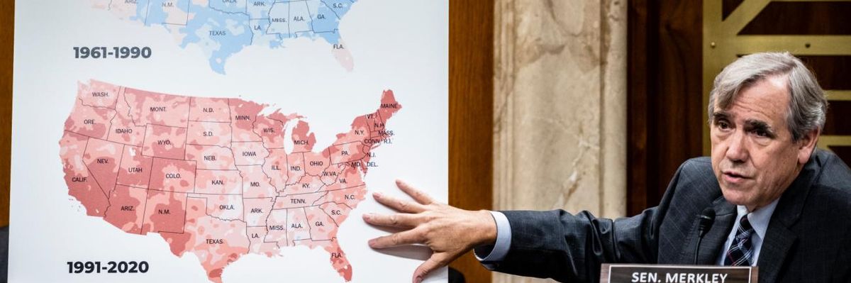 Jeff Merkley shows data regarding extreme temperatures in the US