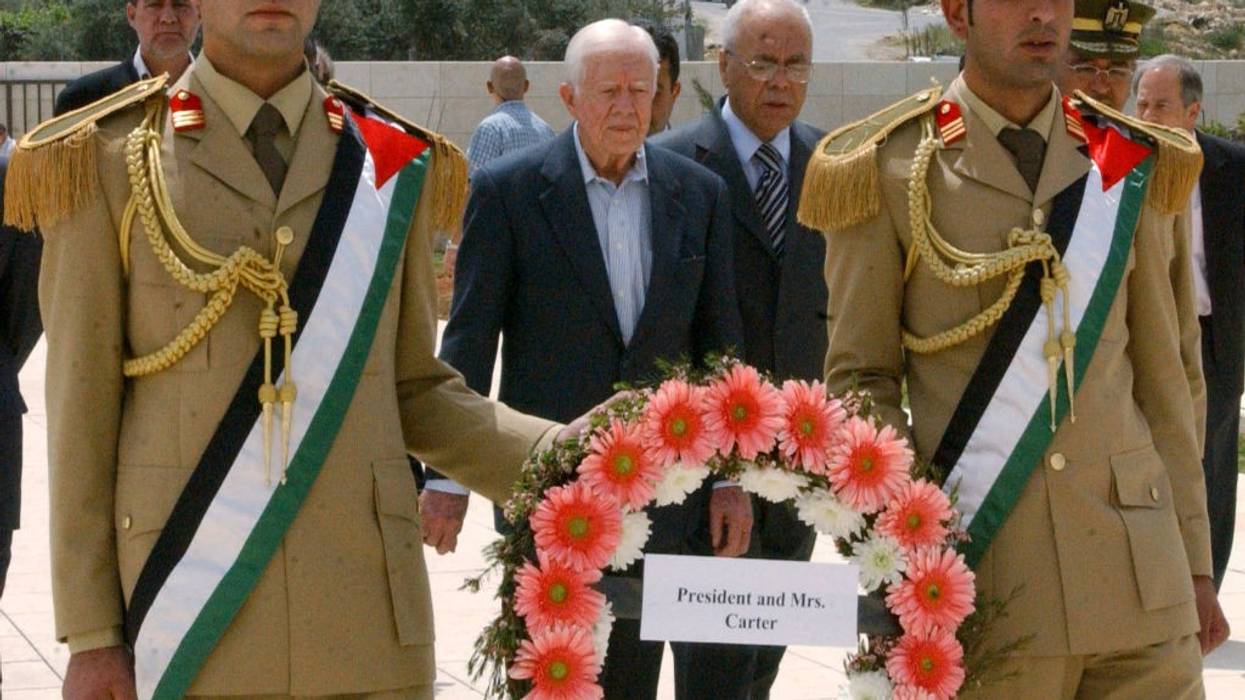Jimmy Carter prepares to place a wreath at the tomb of Yaser Arafat