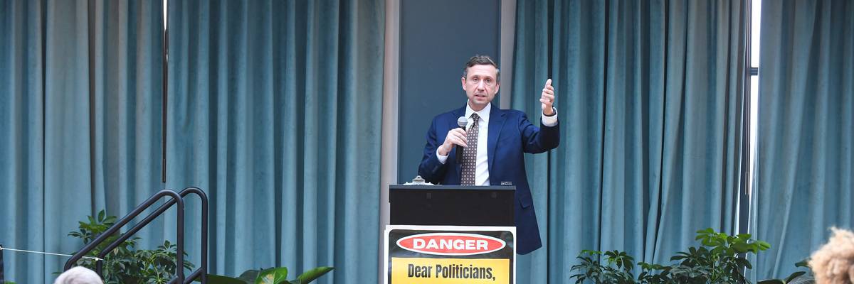 Progressive Petition Calls for DNC 'Emergency Meeting' to Shift Gears Against Trump