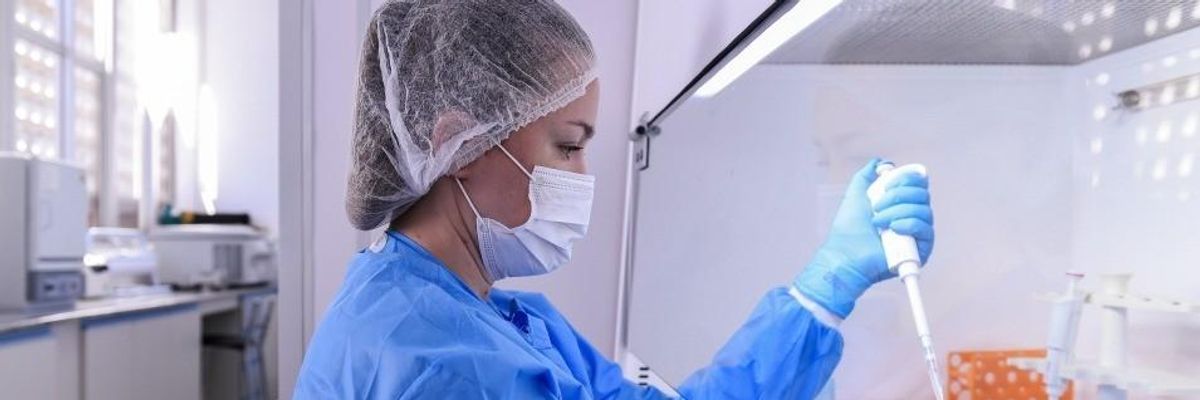 Medical Experts Denounce 'Irresponsible' Rush to Covid-19 Vaccine by Russia