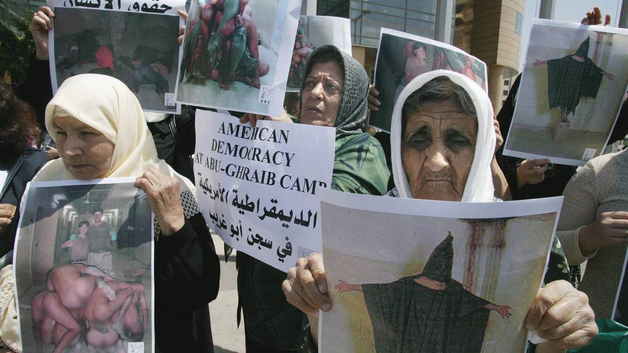 Lebanese women hold up 04 May 2004 copie