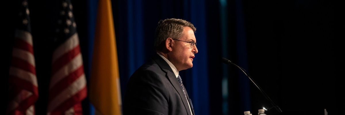 Leonard Leo speaks during an event in 2019.