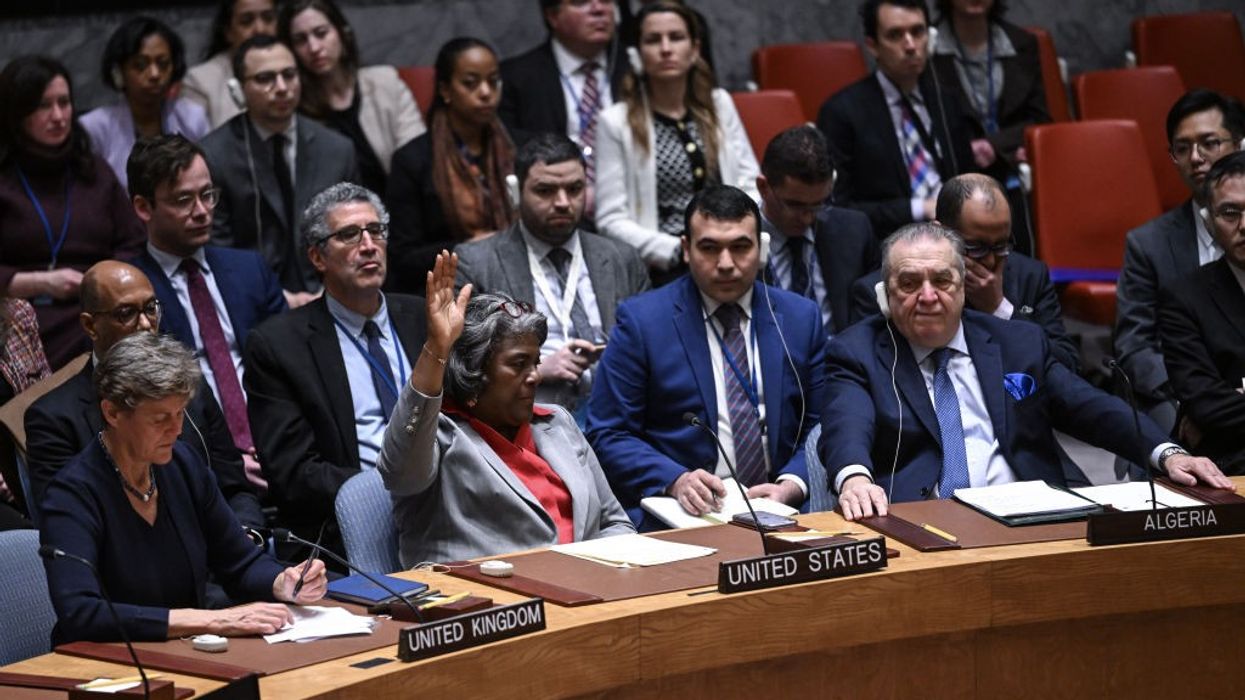 Linda Thomas-Greenfield raises her hand to abstain