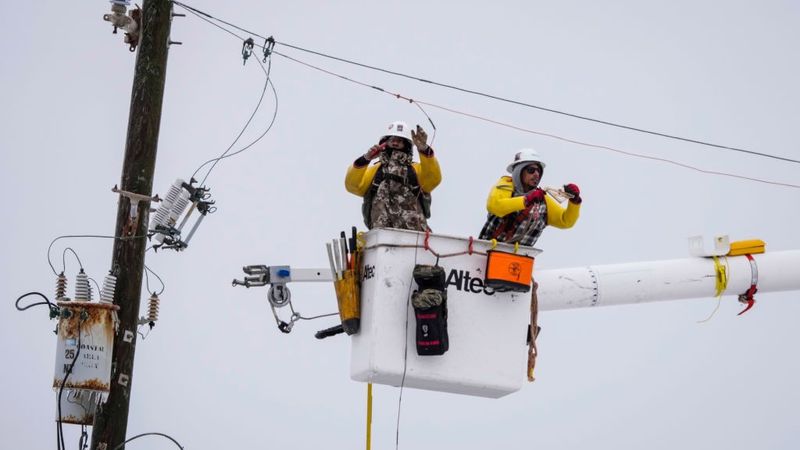 Line workers in Houston after ice storm
