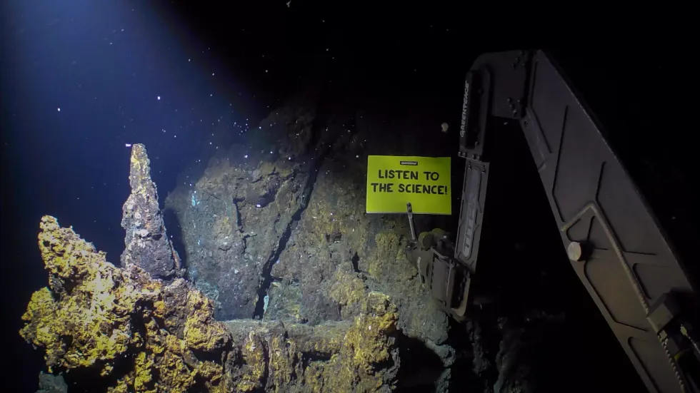 2,315 Meters Under the Sea, Greenpeace Stages Deepest Protest in World History