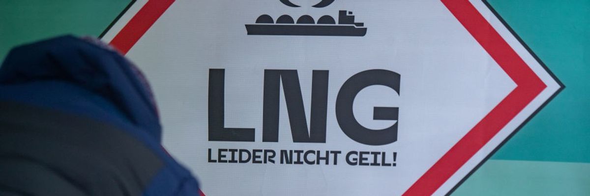 "LNG - Unfortunately not cool" is written in German ("LNG: Leider Nicht Geil!") on a sign