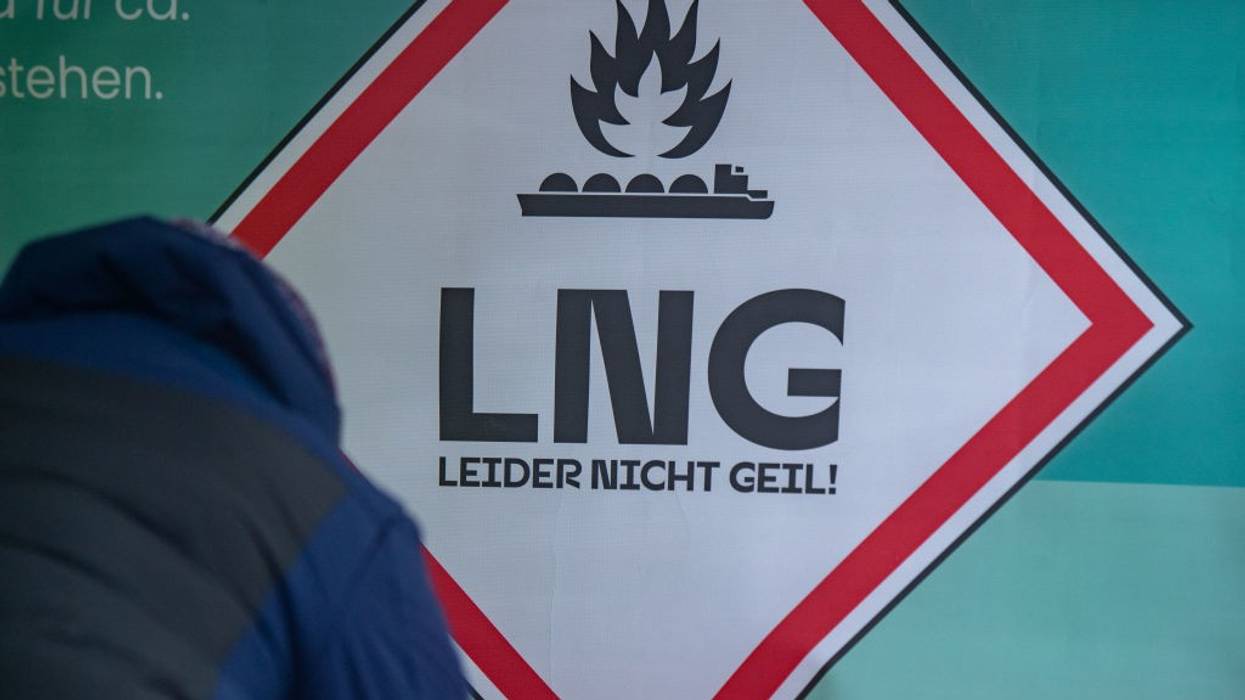 "LNG - Unfortunately not cool" is written in German ("LNG: Leider Nicht Geil!") on a sign