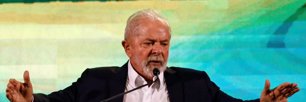 Lula speaks to a crowd of supporters