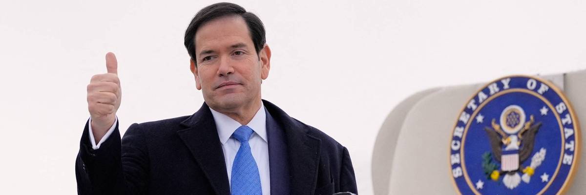 Marco Rubio gives a thumbs up.